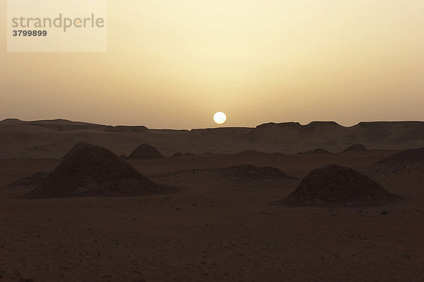 Sonnenuntergang in der Wueste Lybien mit Huegeln
