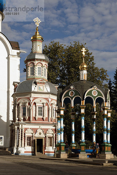 Russland  Sergiew Possad (Zagorsk)  St Serge Heiligen Trinity Kloster  Weihwasser Brunnen und Wasser Brunnenkapelle