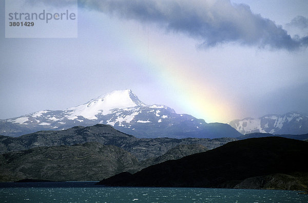 Chile  Patagonien  Torres del Paine Nationalpark  Pehoe See  Raimbow