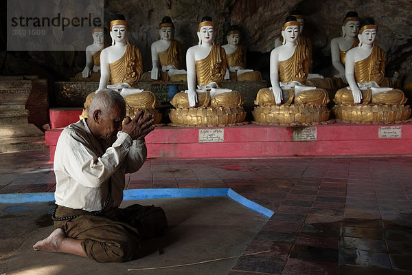 Myanmar  Burma  Mon-Staat  Payin Gyi Gu  Grotte buddhistischen Pagode  Mann beten Buddah bei Tempel