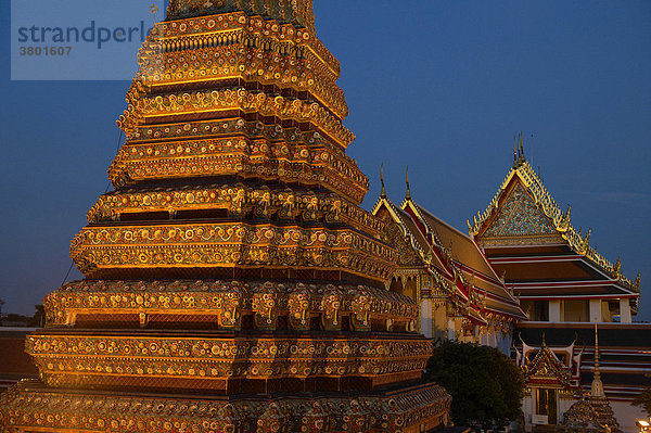 Thailand  Bangkok  Wat Pho  buddhistischer Tempel in der Dämmerung
