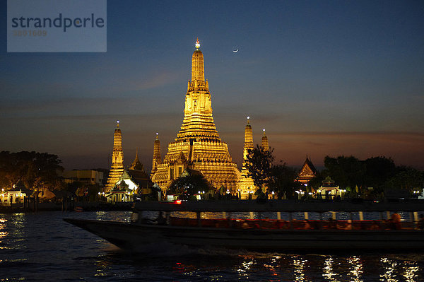 Thailand  Bangkok  Wat Arun  buddhistischer Tempel in der Nacht