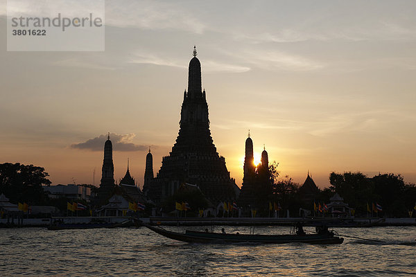 Thailand  Bangkok  Wat Arun  buddhistischer Tempel  Chao Phraya River bei Sonnenuntergang