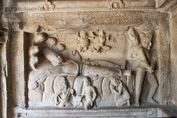 Indien  Tamil Nadu  Mahabalipuram  UNESCO Welterbe  der Mahishamardini Cave Temple  Seshasayi Vishnu Panel  eine Skulptur von schlafenden Vishnu