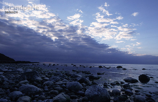 Unwetterwolken ueber der Ostsee  Lohme  Ruegen  Mecklenburg-Vorpommern  Deutschland