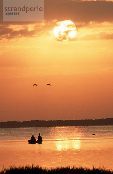 Angler in Kanu im Sonnenaufgang  Everglades Nationalpark  Florida  USA