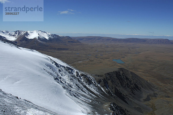 Schneebedeckte Bergkette vor weiter Steppe Kharkhiraa Mongolischer Altai bei Ulaangom Uvs Aimag Mongolei