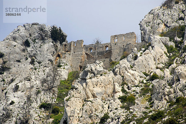 Trutzige Ruine der Kreuzritterburg St. Hilarion umgeben von Fels Nordzypern Zypern