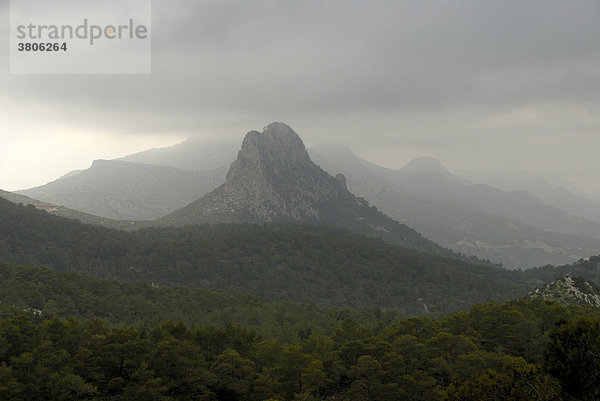 Besparmak Pentadaktylos Gebirge in dunklen Wolken Nordzypern Zypern