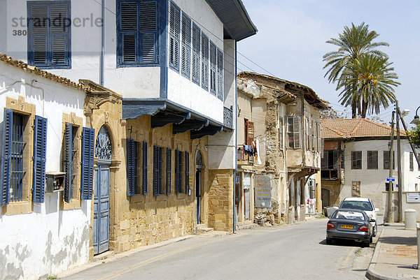 Alte türkische Architektur mit Erkern Derwisch Pascha Haus in Gasse der Altstadt Lefkosa Nicosia Nordzypern Zypern