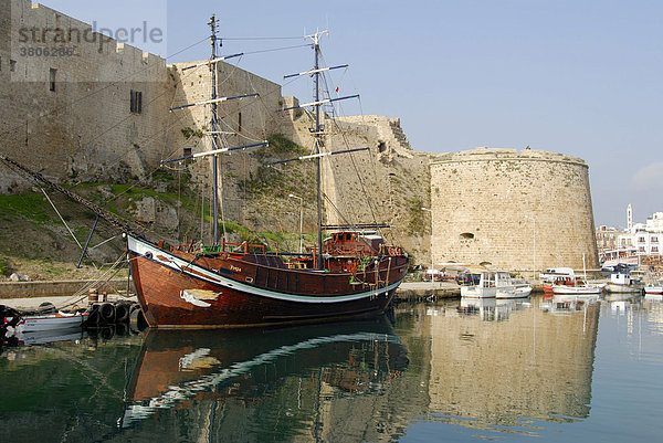Altes Segelschiff vor der alten Festung Girne Kyrenia Nordzypern Zypern