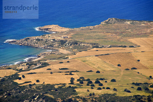 Blick auf mediterrane Küstenlandschaft von der Festung Kantara Nordzypern Zypern