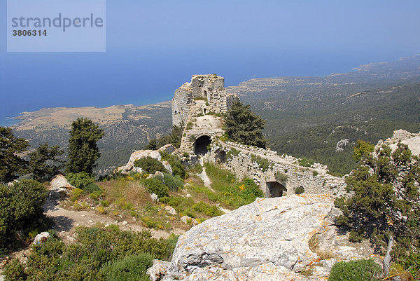 Blick auf mediterrane Küstenlandschaft von der Kreuzritterburg Kantara mit Mauerresten Nordzypern Zypern