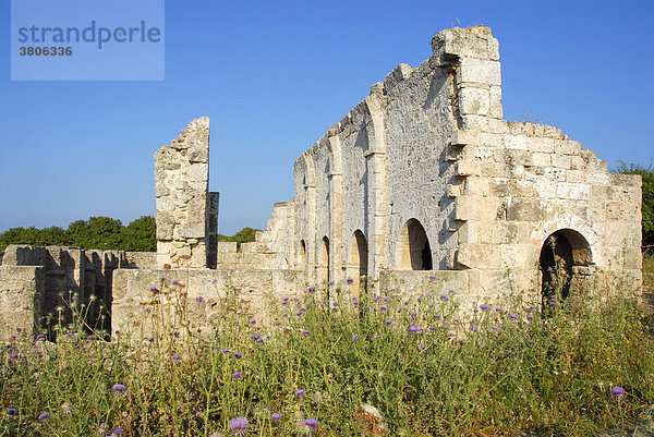 Ruine einer Kirche im Feld Panagia Afendrika Karpaz Halbinsel Nordzypern Zypern