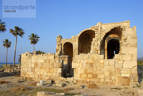 Ruine der byzantinischen Kirche Agios Filion mit Palmen Karpaz Halbinsel Nordzypern Zypern