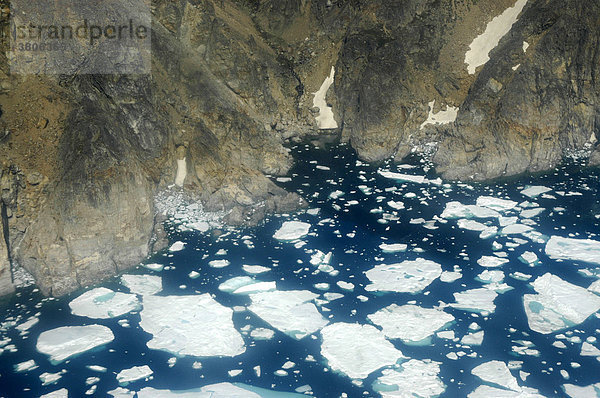 Packeis und Eisberge vor Felsküste bei Kulusuk Ostgrönland