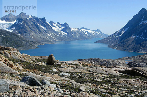 Typischer Fjord zwischen hohen Bergen Ikaasatsivaq bei Tiniteqilaaq Ostgrönland