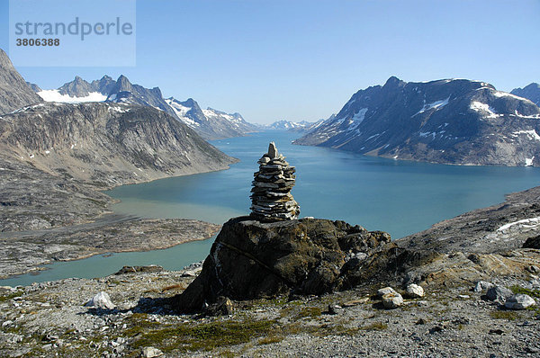 Typischer Fjord zwischen hohen Bergen mit Steinmann Ikaasatsivaq bei Tiniteqilaaq Ostgrönland