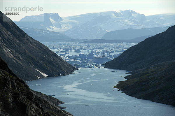 Blick durch den engen Amitsivartiva Fjord in den Sermilik Fjord mit Eisbergen Ostgrönland