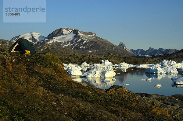 Zelt schneebedeckte Berge und Eisberge in einer Bucht Paarnakajiit Sermilik Fjord Ostgrönland