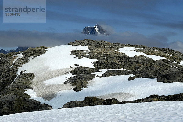 Felsen Schnee Gletscher Wolken und Berggipfel Ostgrönland