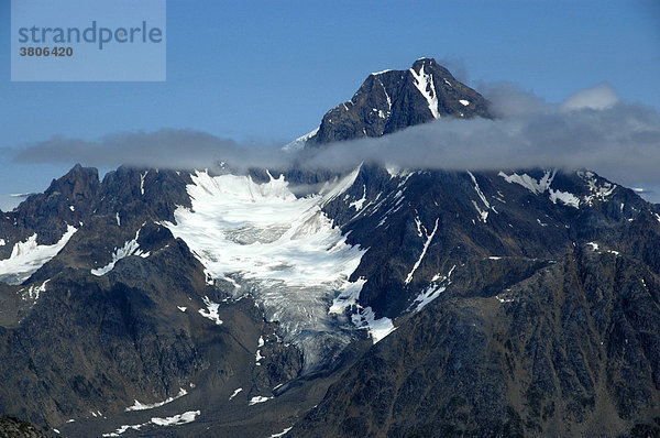 Hoher Berg mit Gletscher und Wolken Ostgrönland