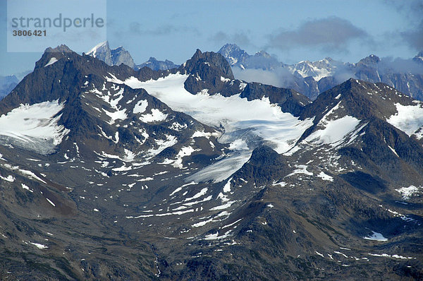 Bergkette mit Gletschern Ostgrönland