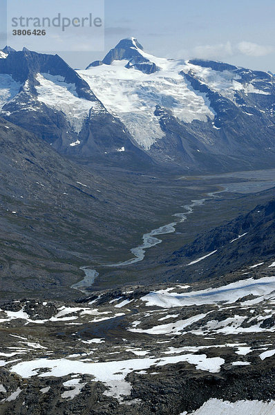 Schneefelder gletscherbedeckte Berge Fluß im Tal Ikaasaalap Ilinnera Ostgrönland