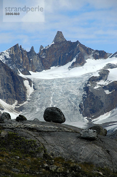 Spitzer Berggipfel mit Gletscher Ostgrönland