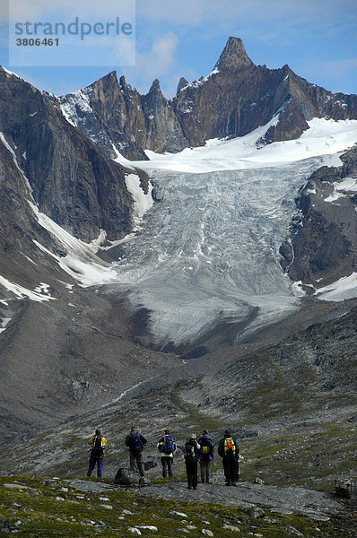 Wandergruppe bestaunt Bergipfel mit Gletscher Ostgrönland