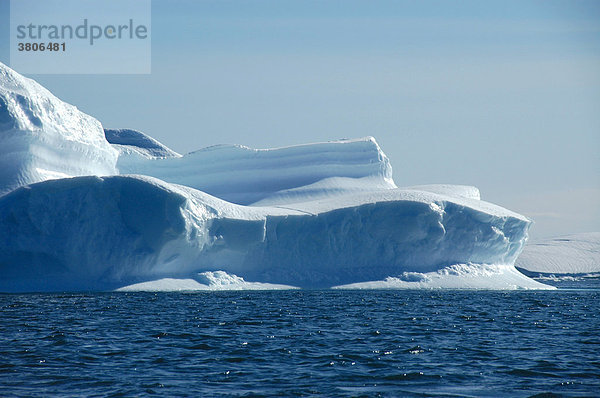 Kante eines großen Eisbergs im Sermilik Fjord Ostgrönland