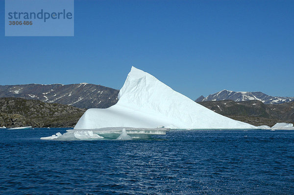 Spitzer Eisberg im Sermilik Fjord Ostgrönland