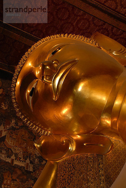 Großer Kopf liegender ruhender Buddha im Wat Pho Bangkok Thailand