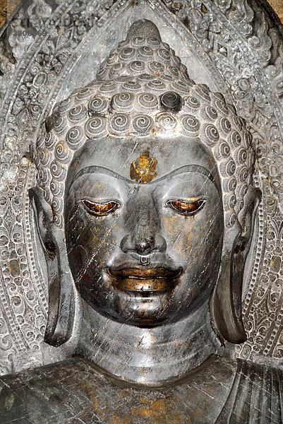 Kopf einer sehr alten Buddhafigur in Kapelle neben Wat Na Phra Meru Ayutthaya Thailand