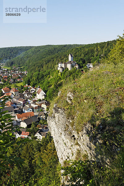 Kipfenberg Kreis Eichstätt Oberbayern Deutschland im Altmühltal Burg und Ort vom Michaelsberg