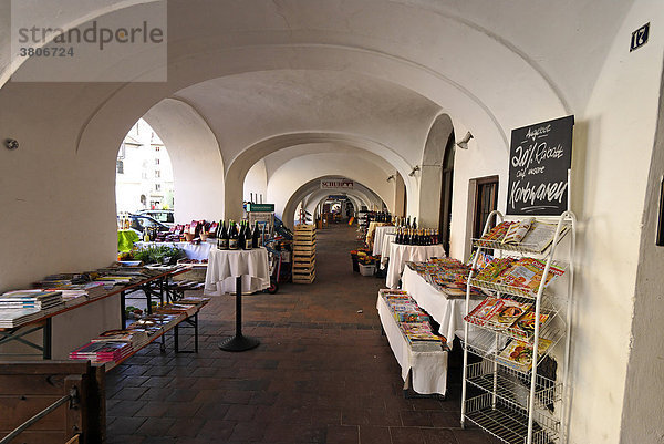 Wasserburg am Inn Kreis Rosenheim Oberbayern Deutschland Lauben am Marienplatz