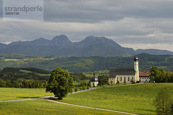 Wilparting am Irschenberg Kirche St. Anianus und Marinus Kreis Miesbach vor dem Wendelstein Oberbayern Deutschland an der Autobahn A8