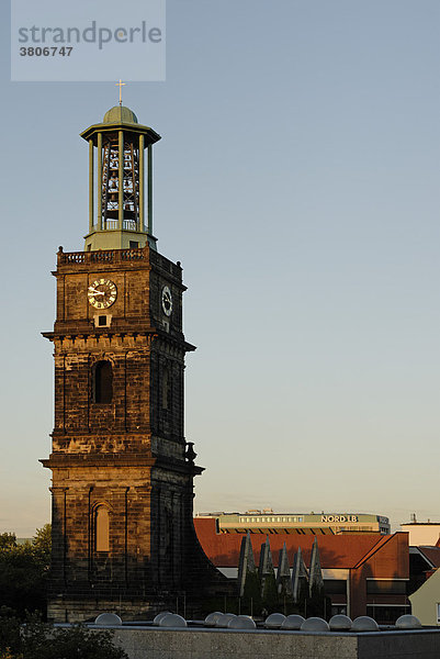 Aegidienkirche in Hannover  Niedersachsen  Deutschland im Hintergrund die Norddeutsche Landesbank Nord LB