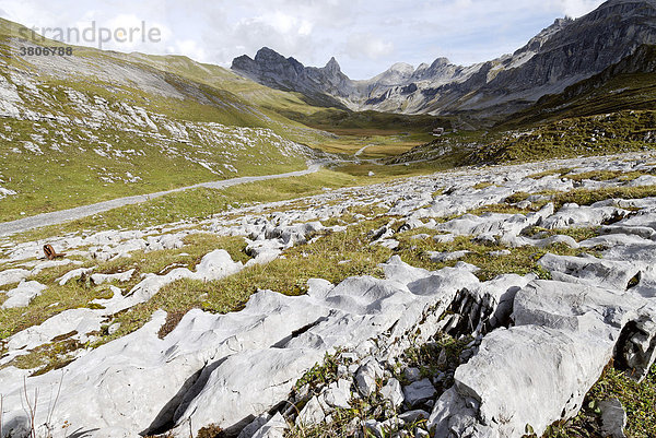 Glattalpe Gletscherschliff vor dem Höchturm und dem Ortstock Bisistal bei Muotatal Kanton Schwyz Schweiz