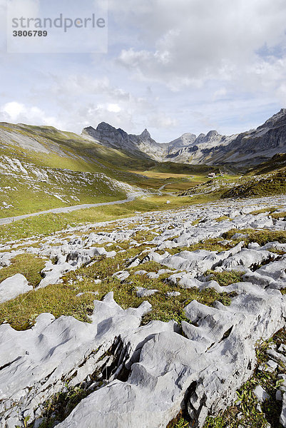 Glattalpe Gletscherschliff vor dem Höchturm und dem Ortstock Bisistal bei Muotatal Kanton Schwyz Schweiz