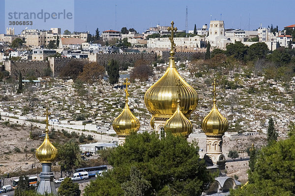 Israel Jerusalem Yerushalayim vom Ölberg auf die Russisch Orthodoxe Kirche Maria Magdalena