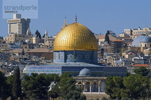 Israel Jerusalem Yerushalayim vom Ölberg auf die Altstadt von Jerusalem und dem Tempelberg mit dem Felsendom