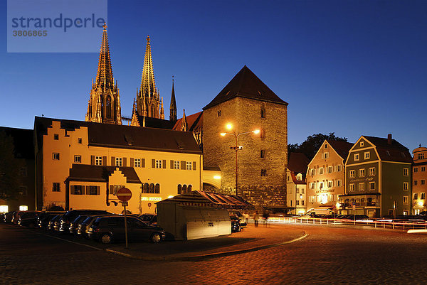 Regensburg Oberpfalz Bayern Deutschland alter Kornmarkt ehemaliger Herzogshof und Pfalzturm vor den Türmen des Domes
