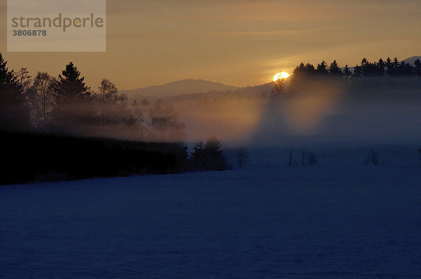 Sonnenaufgang mit Winterlandschaft und Nebel