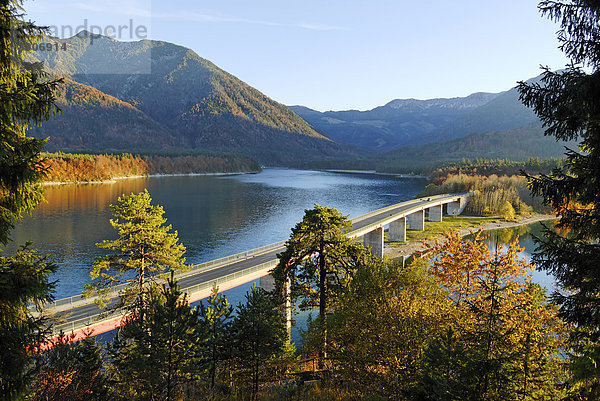 Brücke über den Sylvensteinstausee der Isar Oberbayern Bayern Deutschland vor dem Karwendelgebirge