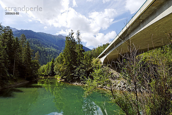 Fernpass Tirol Österreich kleiner Stausee unter der Schnellstrasse über den Pass