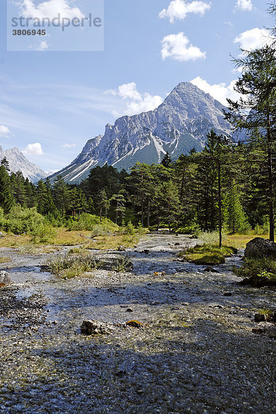 Ehrwalder Kessel am Fernpass Tirol Österreich Loisach kurz nach den Quellen vor der Zugspitze