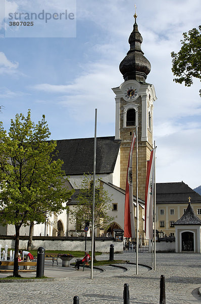 Altenmarkt im Pongau Salzburger Land Österreich Kirche mit Dorfplatz