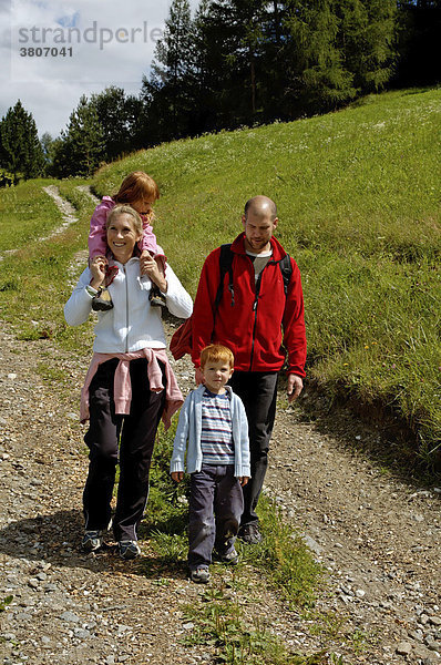 Familie beim Wandern und spazieren