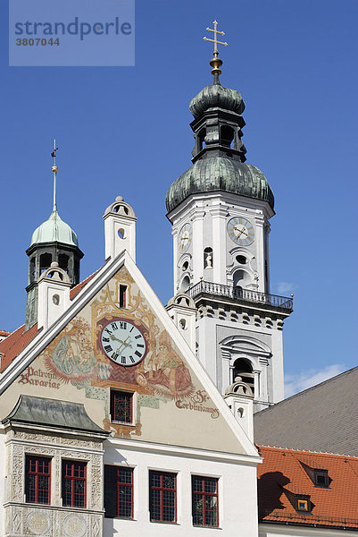 Freising Oberbayern Bayern Deutschland Marienplatz Giebel des Rathaus vor dem Turm der Pfarrkirche St. Georg